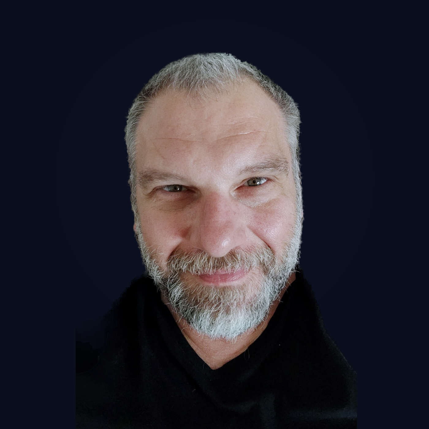 Morgan Tiozzo Pagio, ritratto su fondo blu notte.